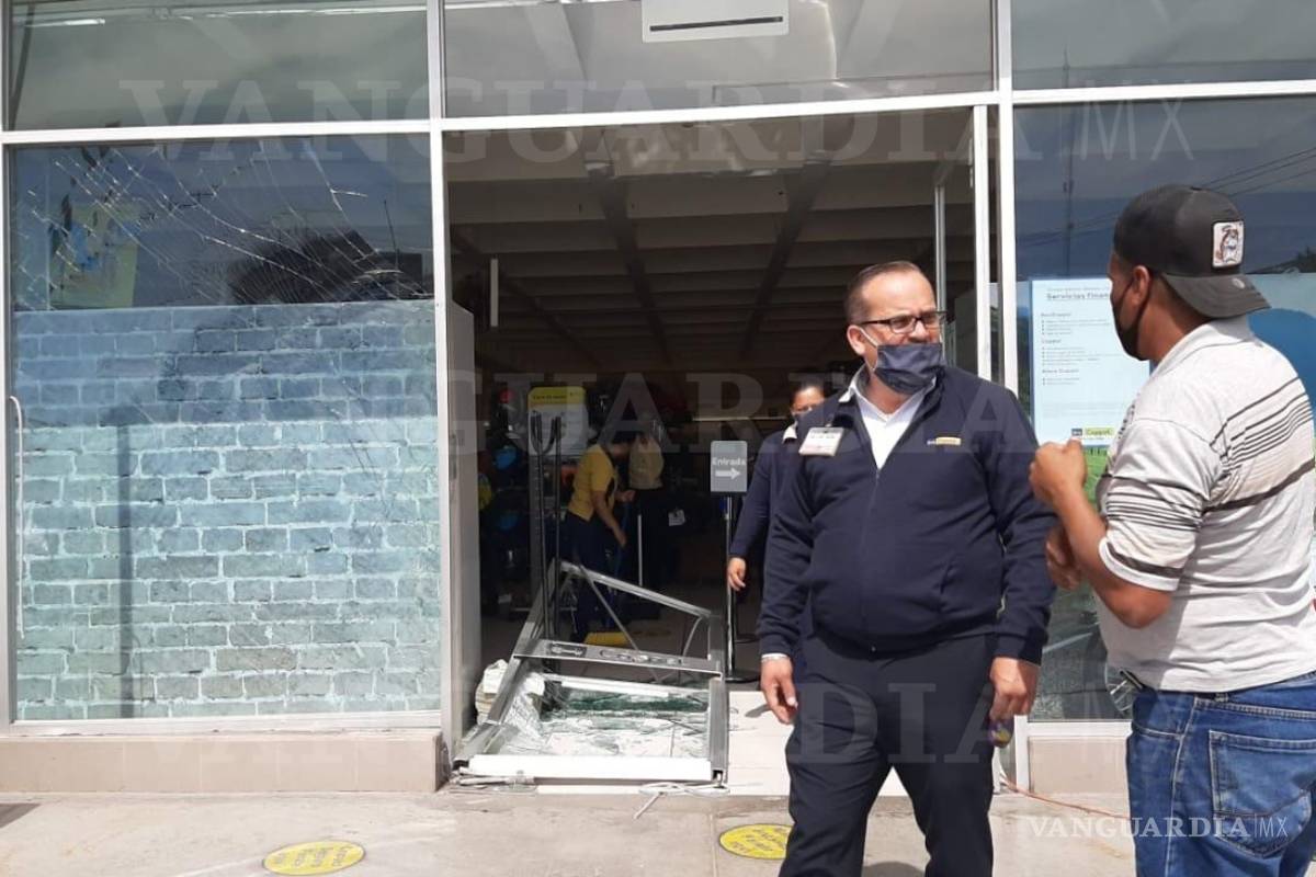 Se endeuda más... Hombre iba a dar abono y sus hijos impactan su coche contra Coppel Ramos Arizpe