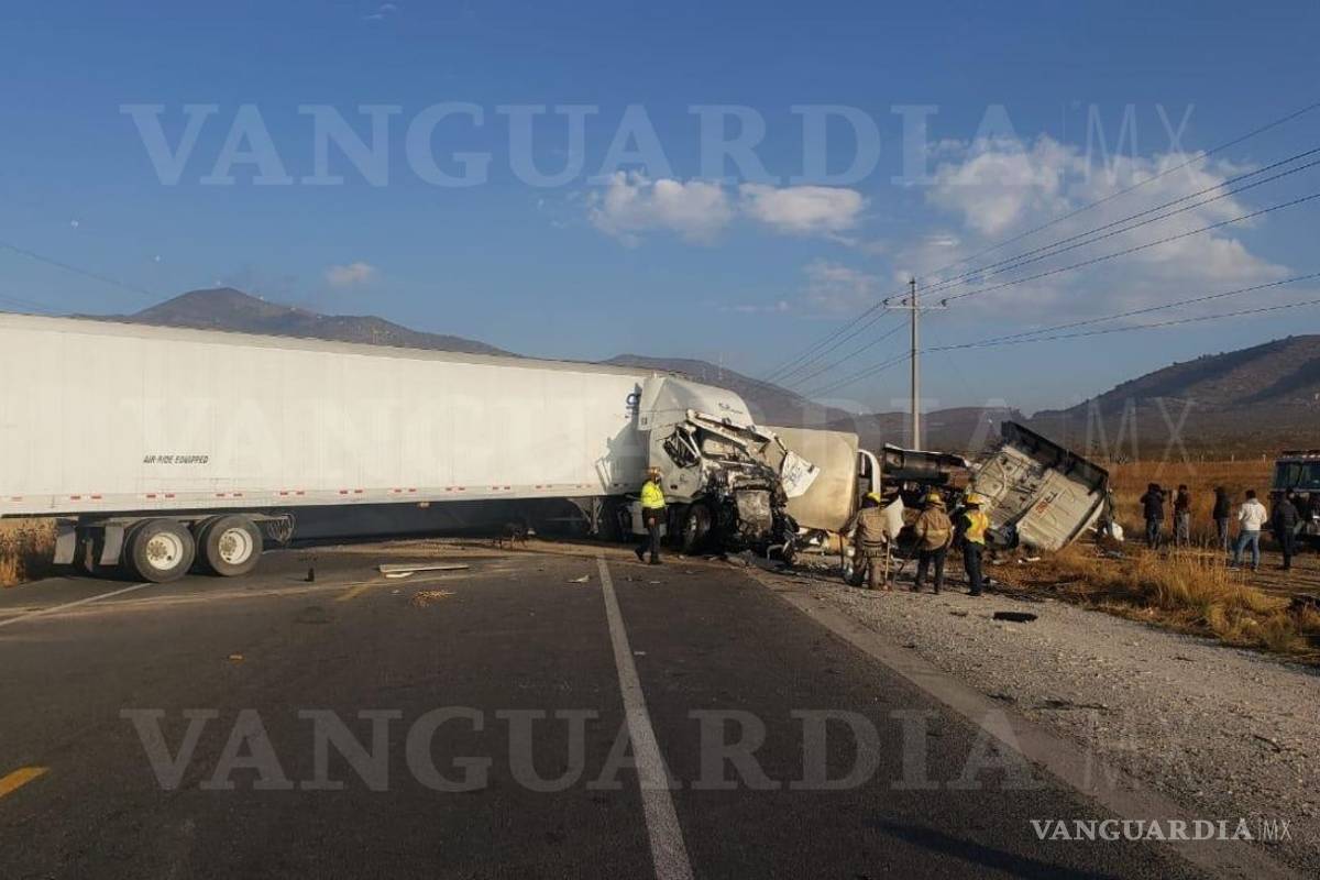Conductor termina prensado en aparatoso choque en carretera a Zacatecas