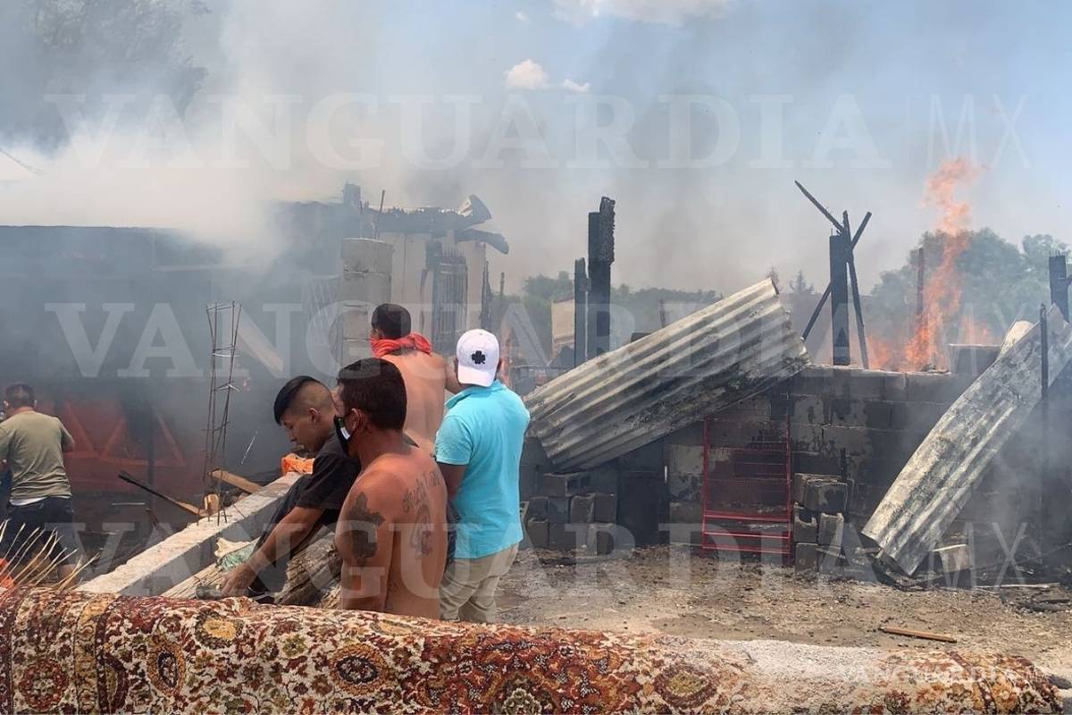 Arrasa incendio con tejabán y tienda en Saltillo; fue pérdida total