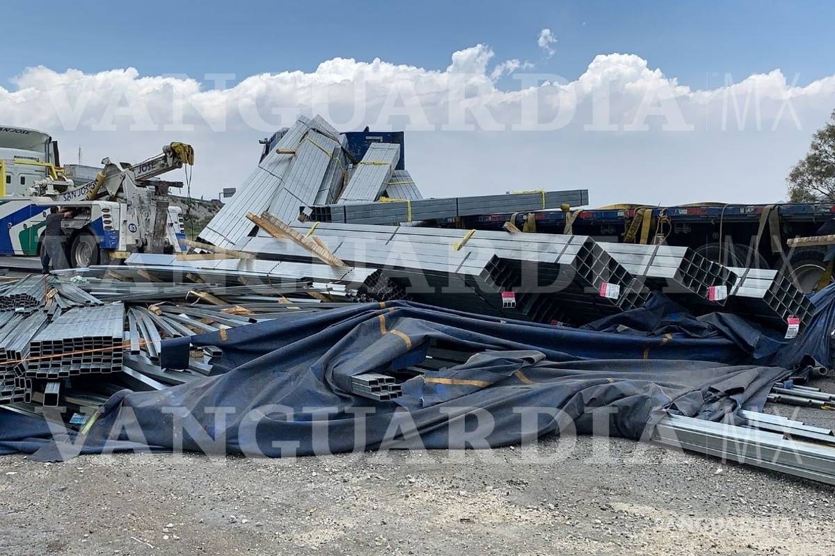 Volcadura de tráiler paraliza carretera Libre Monterrey-Saltillo en ambos sentidos