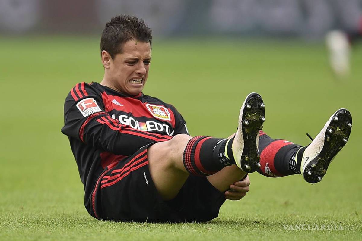 Leverkusen gana, pero Chicharito sale lesionado