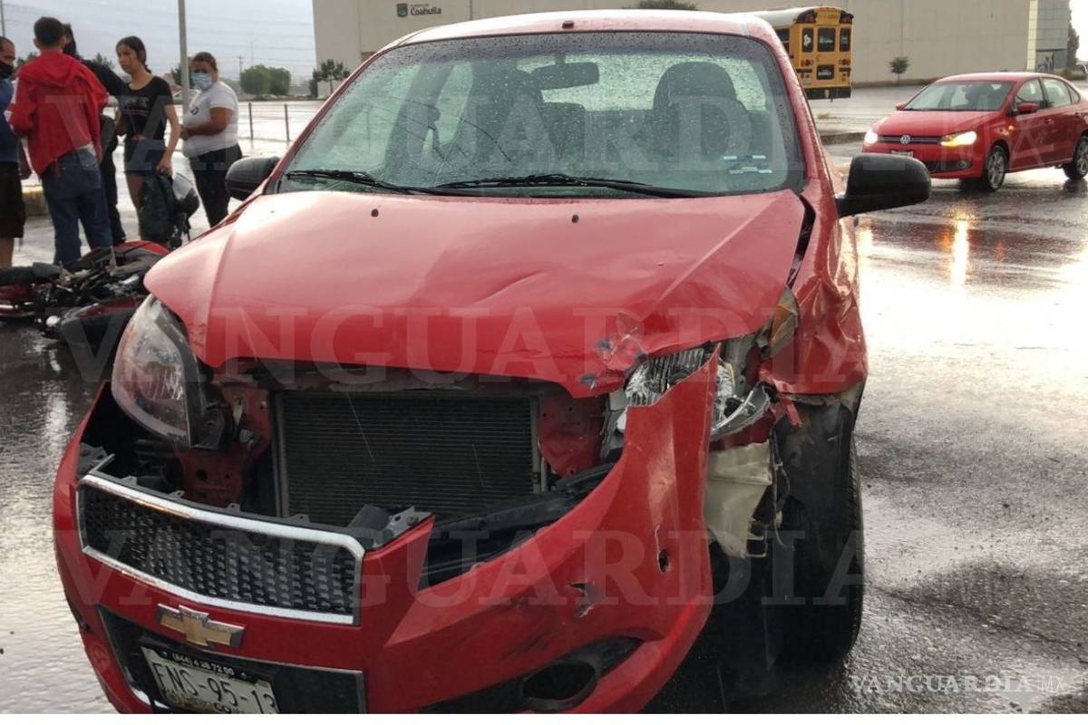 Manda a motociclista al IMSS al quitarle derecho de paso al oriente de Saltillo