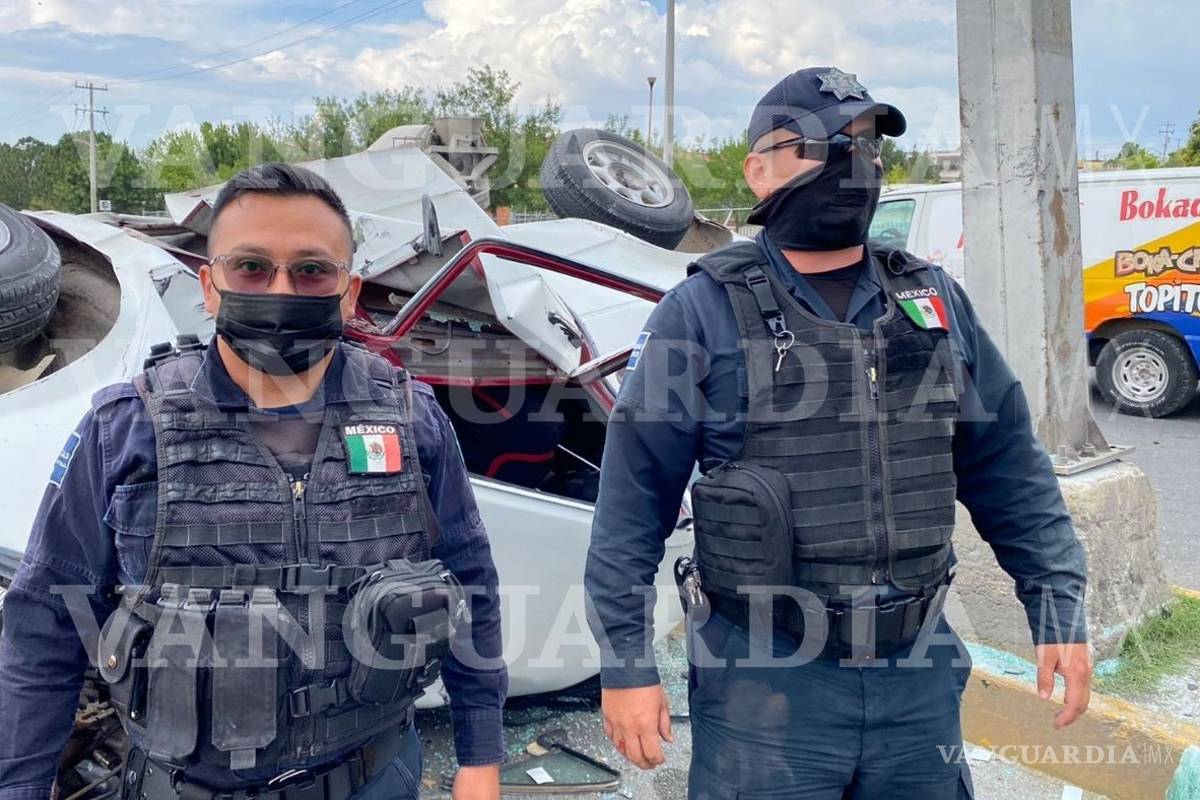 Resulta ileso pese a quedar prensado al sur de Saltillo; fue rescatado por agentes municipales