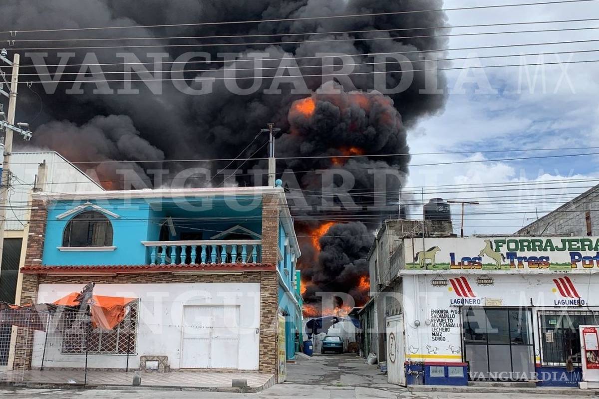 Fuerte incendio se registra en empresa de sustancias químicas al oriente de Saltillo