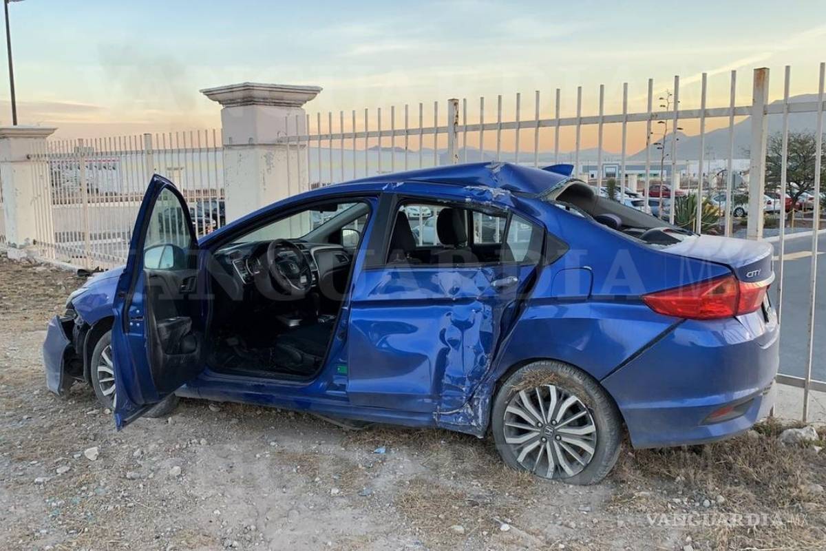 Conductora choca por ir con el celular en Saltillo