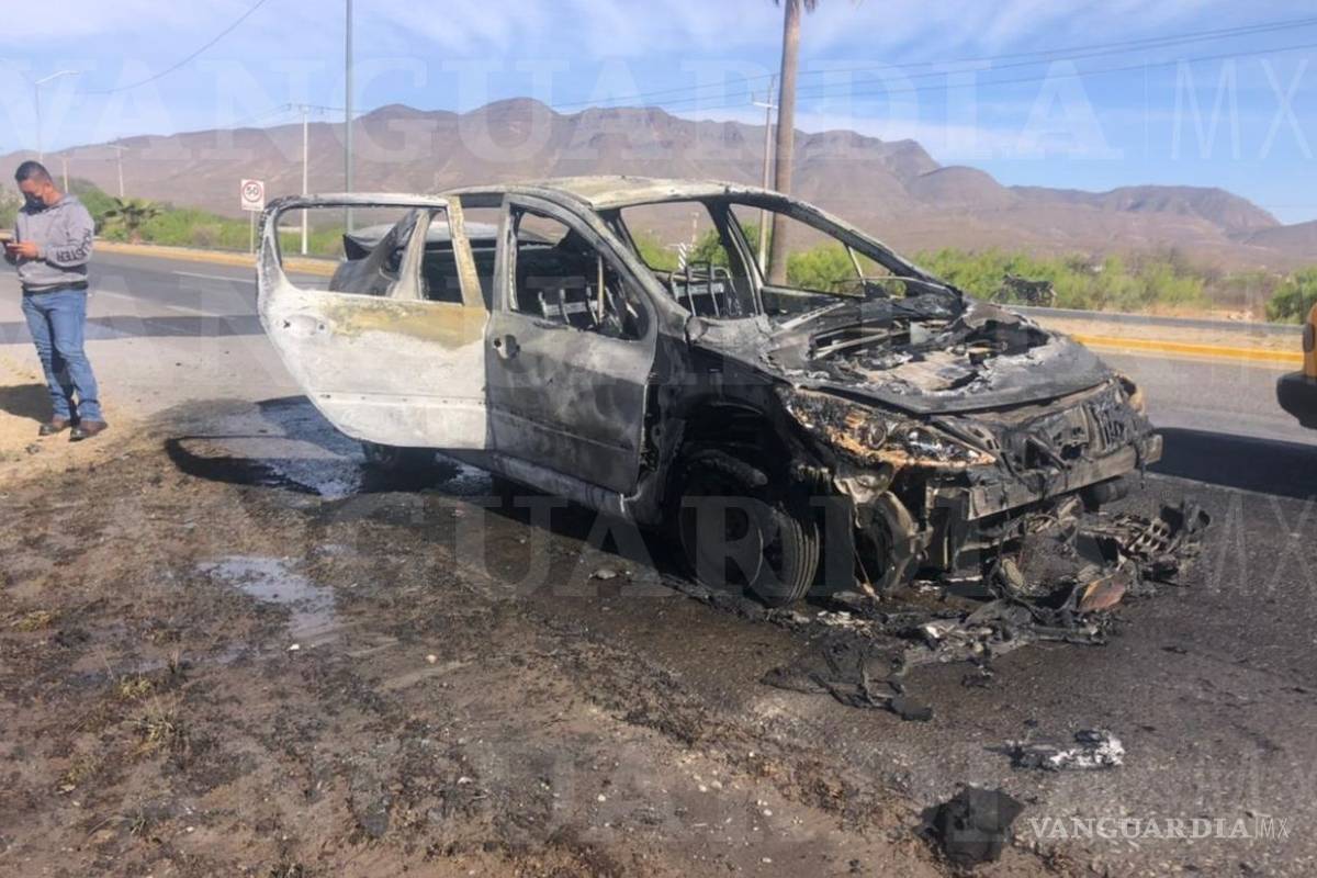 Incendio alcanza a mujer en su automóvil; fuego lo consume todo en la Saltillo-Torreón