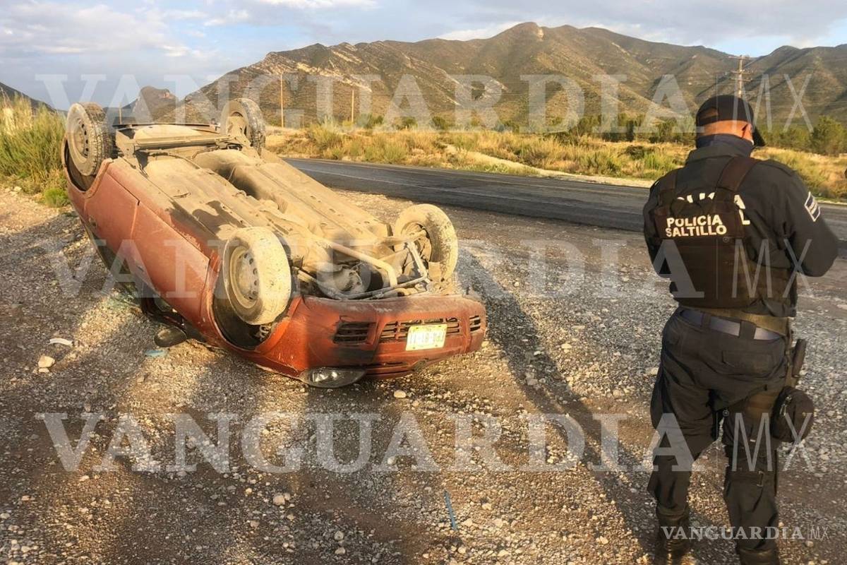 Doble volcadura se registró en carretera a Zacatecas, en el ejido La Angostura