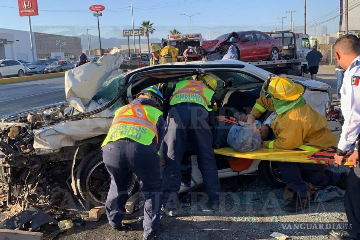Hombre queda prensado tras choque múltiple en la Monterrey-Saltillo