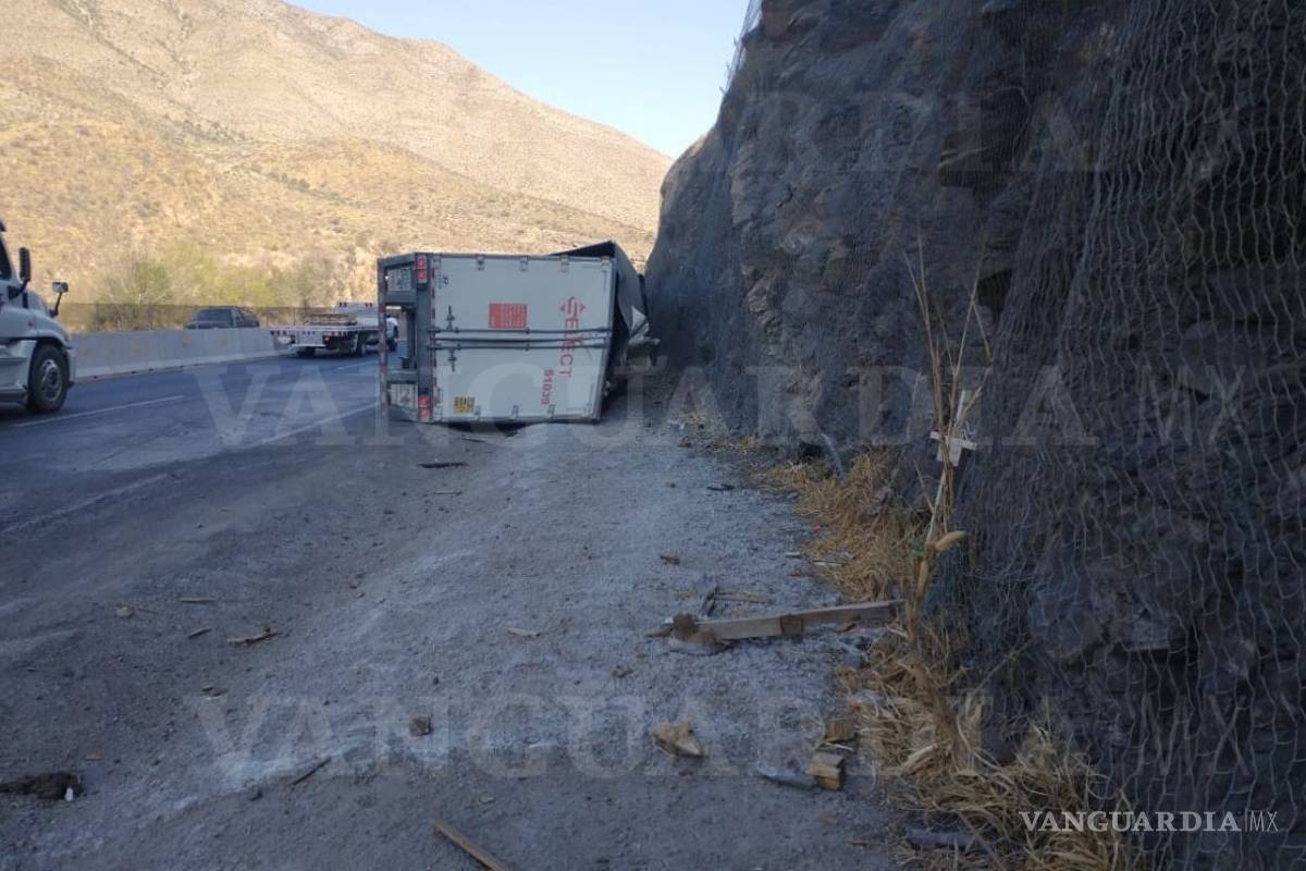 Vuelca tráiler con chatarra en 'Los Chorros'