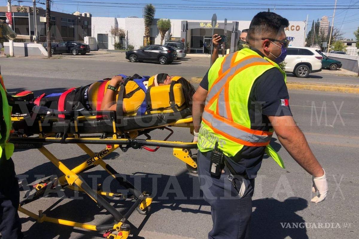 Joven motociclista resulta herida en accidente, al norte de Saltillo