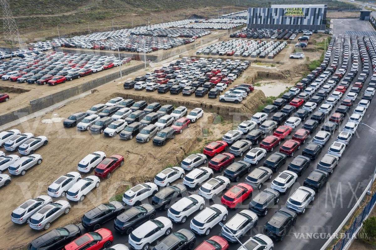 $!Saltillo, Coah. Mex. 18 de agosto del 2021 Imagenes de un patio de una bodega en la salida a Torreón, junto con el libramiento NorPoniente, en donde cientos de camionetas Equinox y Blazer, de la emrresa General Motors permanecen a la espera de componentes electrónicos que durante meses han tenido parada la producción de estos vehículos.