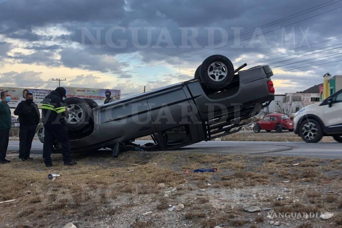 Volcadura en carretera Saltillo a Monterrey; sale del camino en plena curva