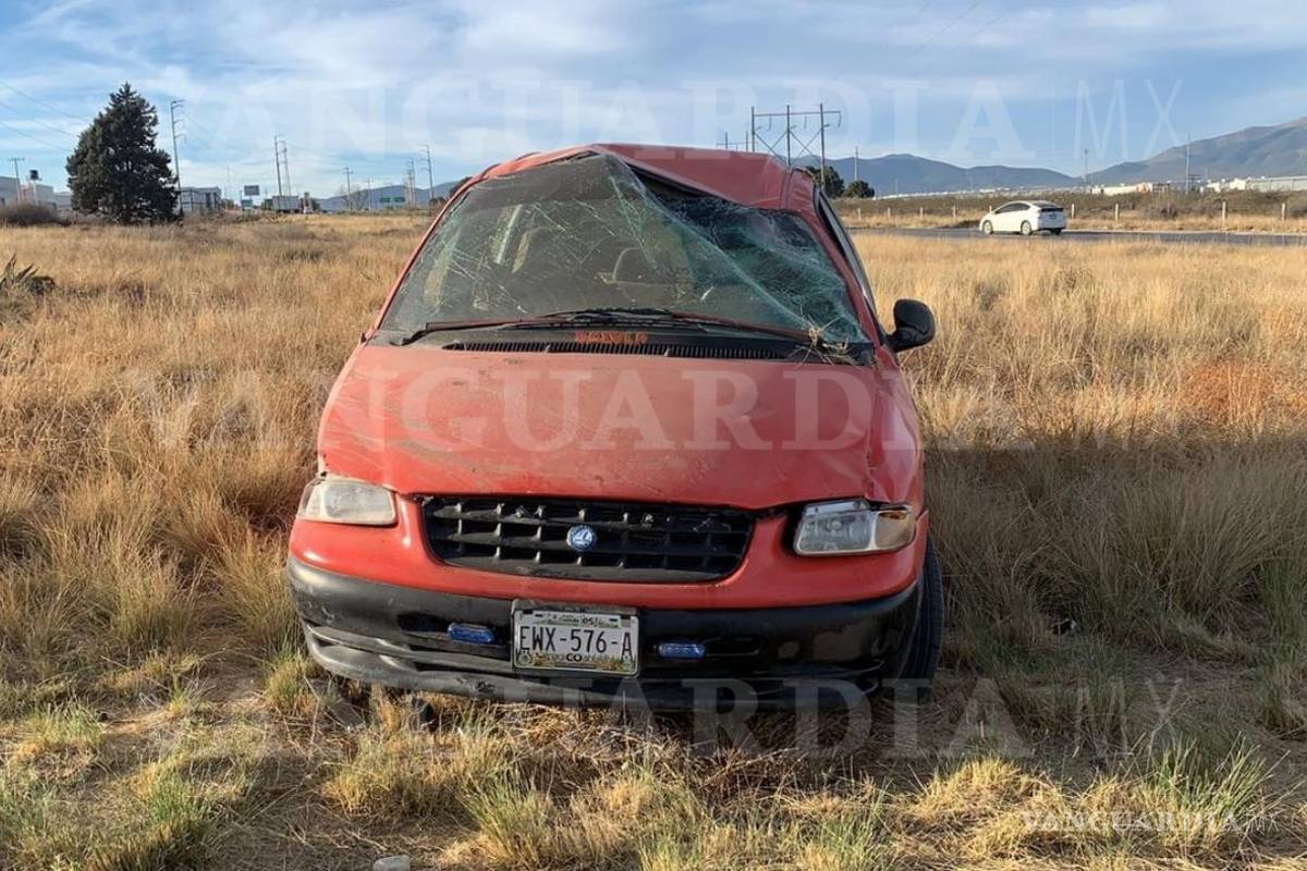Abandonan camioneta tras volcadura en la Saltillo-Zacatecas