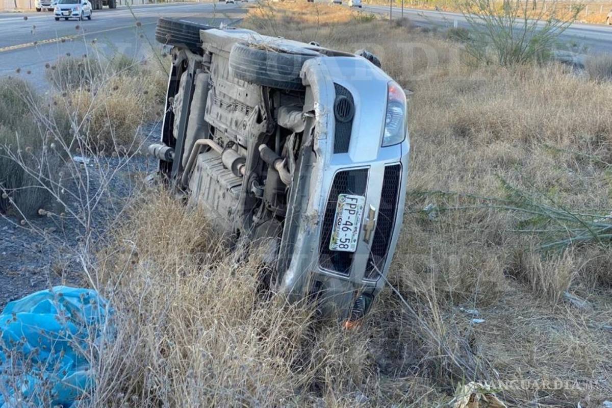 Conductor vuelca luego de que tráiler le diera 'cerrón' en Saltillo