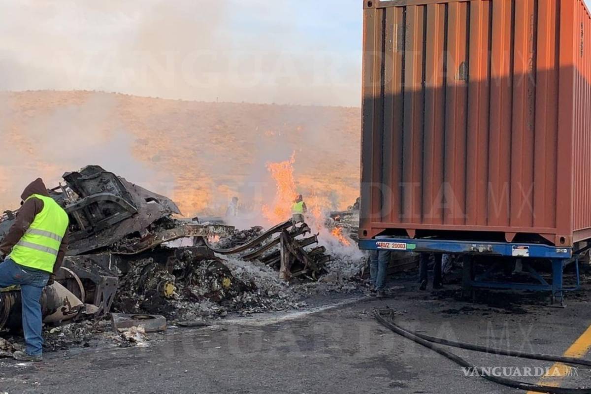 Fallece chofer calcinado en carambola de seis tráileres en la Carretera 57