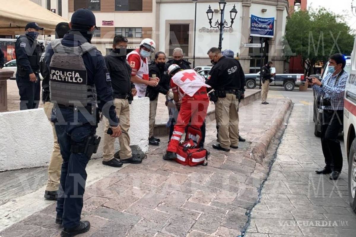 Hombre se acuchilla a sí mismo; llega a pedir ayuda a Palacio de Gobierno de Saltillo