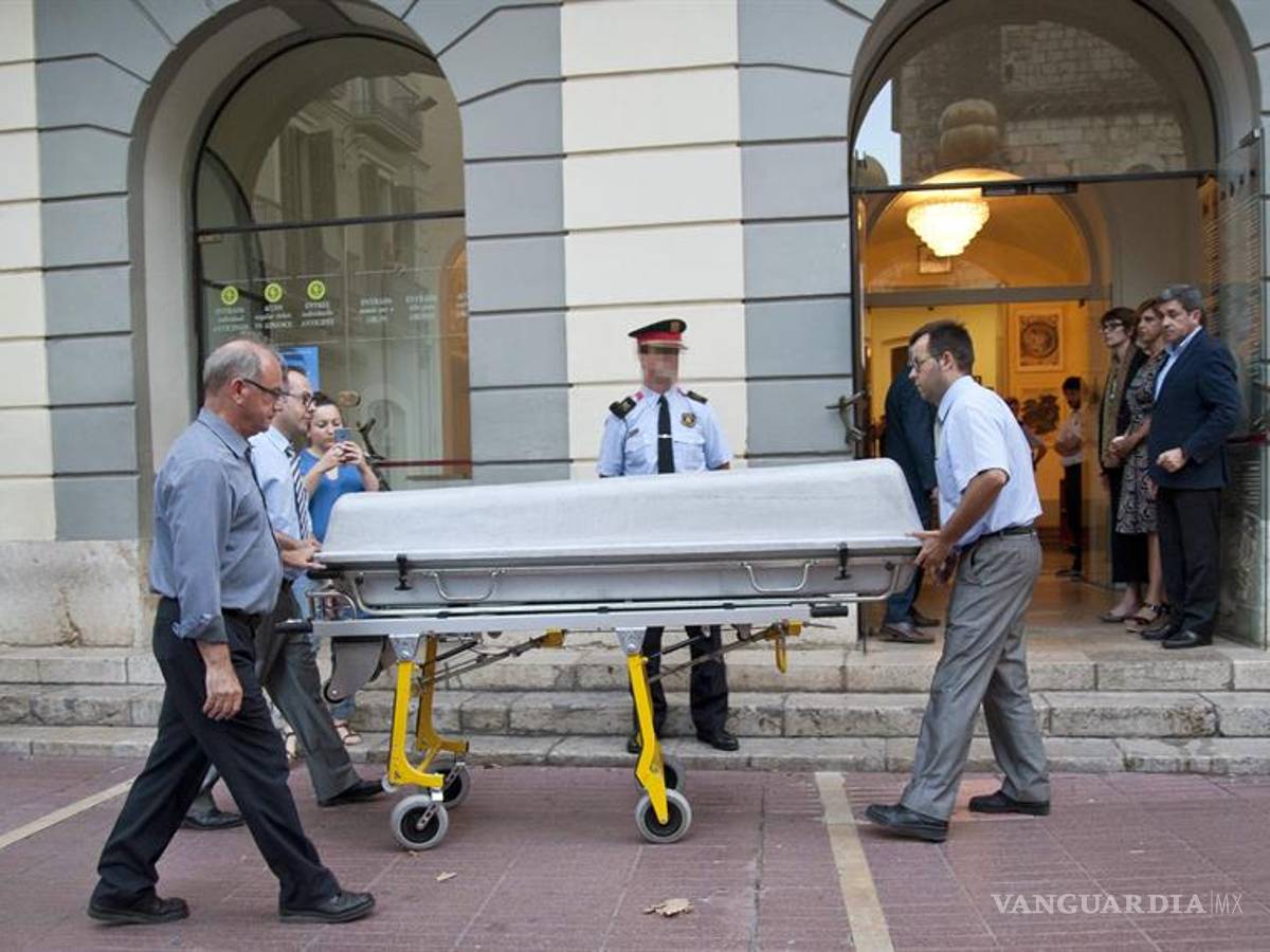 $!Dalí exhibe su bigote intacto al ser exhumado