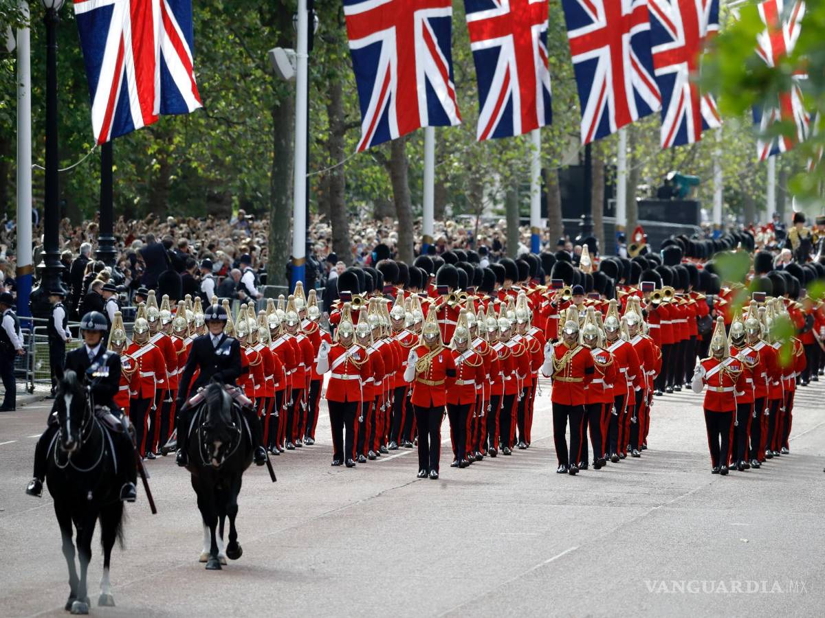 $!Miembros de la Caballería de la Casa de los Salvavidas siguen el ataúd que con el cuerpo de la Reina Isabel II mientras es transportado a Westminster Hall.