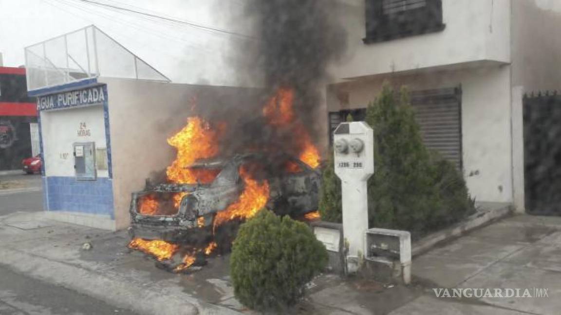 Incendio en vivienda de Saltillo deja auto reducido a cenizas