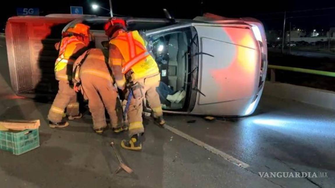 $!Los paramédicos rompieron el cristal delantero de la camioneta para liberar al hombre tras el accidente.