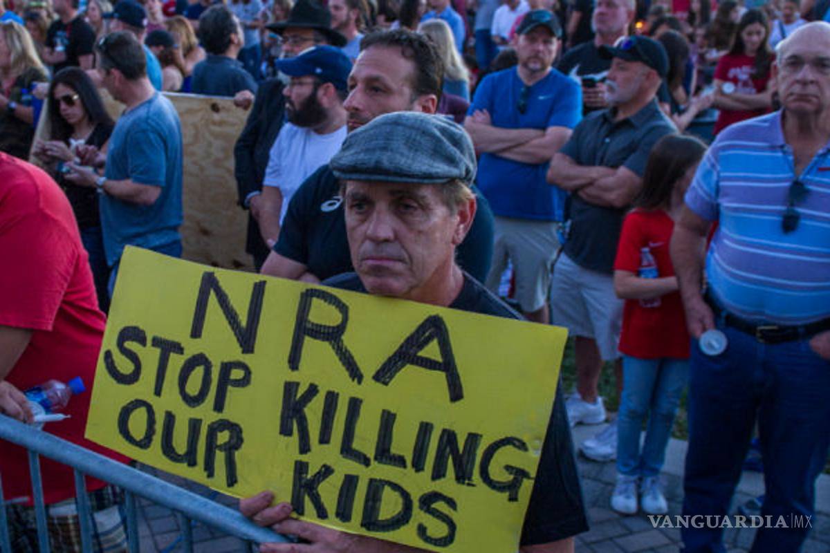 Exigen control de armas en zona del tiroteo de Florida