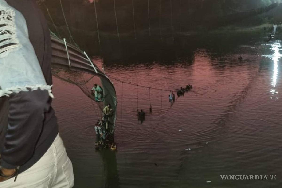 Más de 90 muertos y 100 desaparecidos deja derrumbe de puente colgante en India