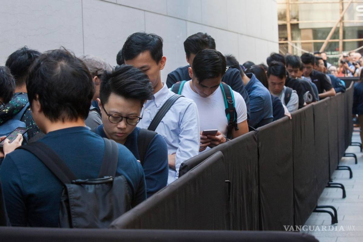 En china las personas hacen largas filas para comprar el iPhone X