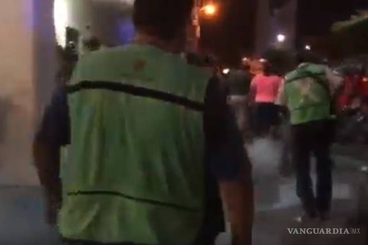 Trabajadores de gobierno en Chiapas rocían con insecticida a los migrantes de la caravana