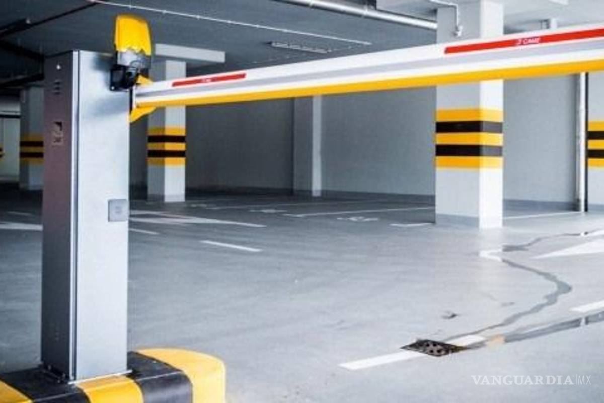 ¿El estacionamiento público debe pagar daños a mi coche?, esto dice la Condusef