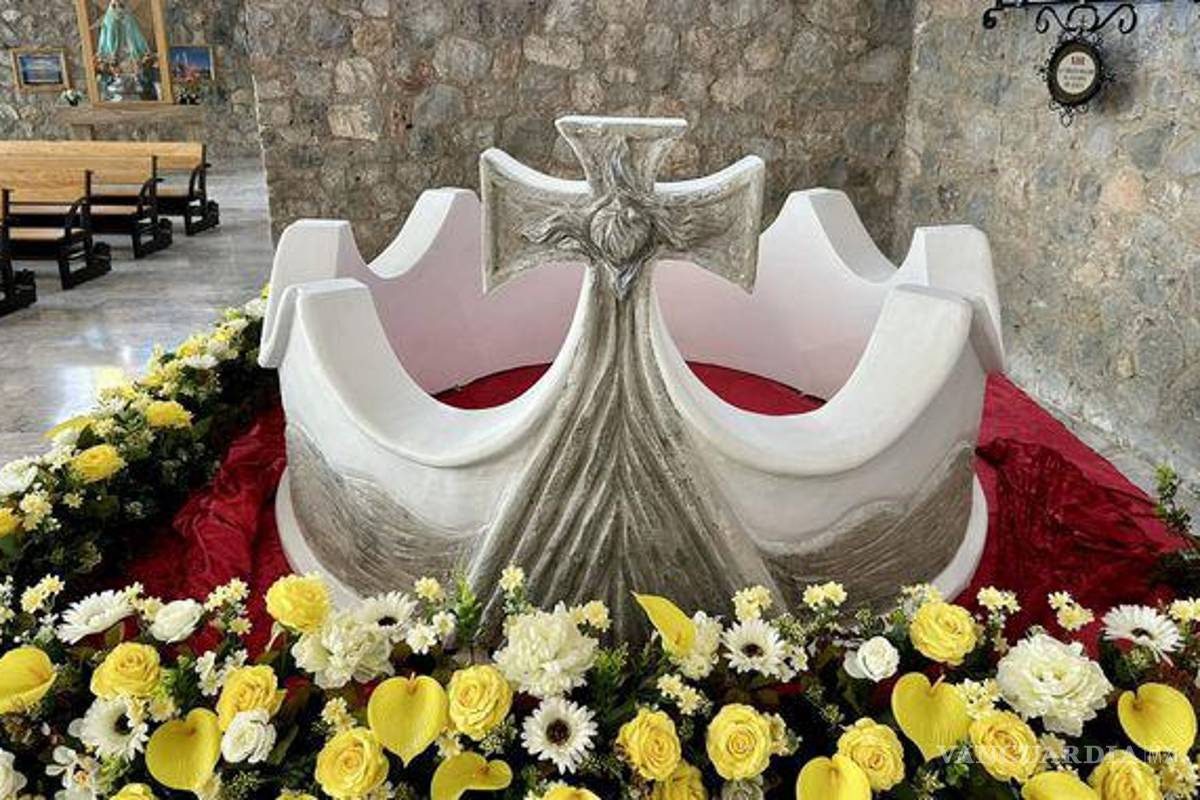 Obispo de Torreón bendice la corona que llevará el Cristo de las Noas