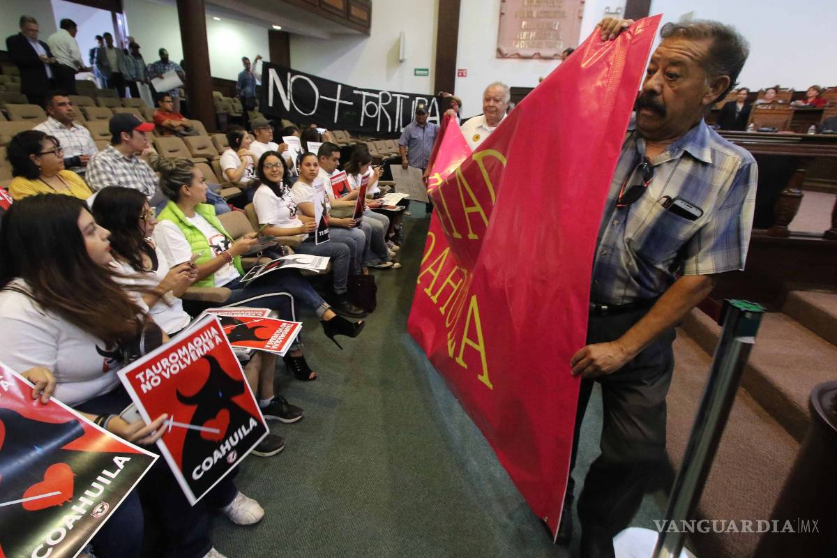 $!Se manifiestan contra la tauromaquia en el Congreso de Coahuila; hay opiniones encontradas