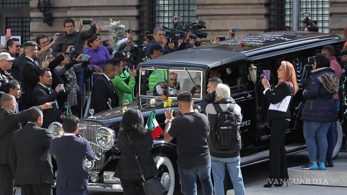 $!FOTOGALERÍA: Palacio de Bellas Artes rinde tributo al príncipe de la canción José José