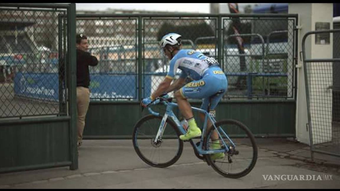Nada frenó a un ciclista para cumplir su sueño de cruzar la meta en la Paris-Roubaix