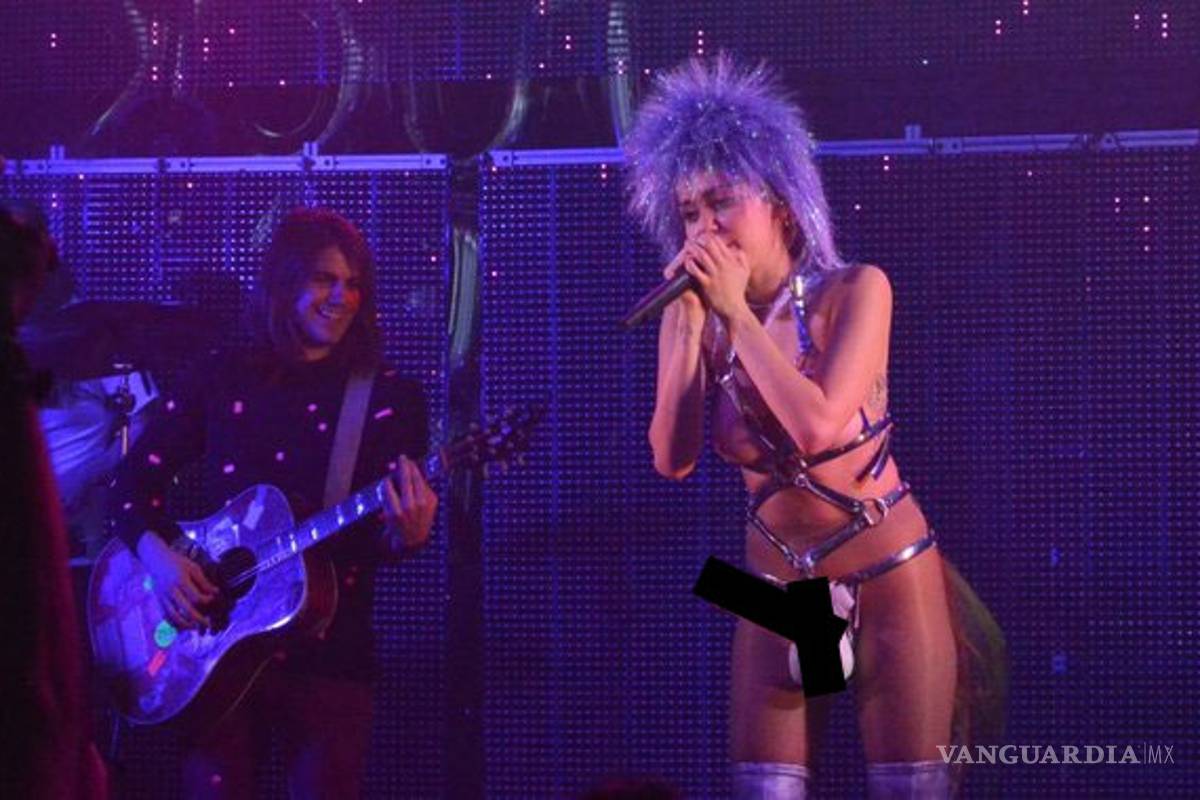 Miley Cyrus vuelve a sorprender, usa ropa “bondage” y pene de plástico en concierto (Fotos)