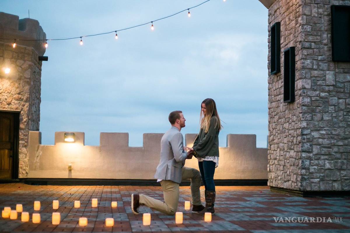 Carson Wentz entrega el anillo luego de ganar el Super Bowl
