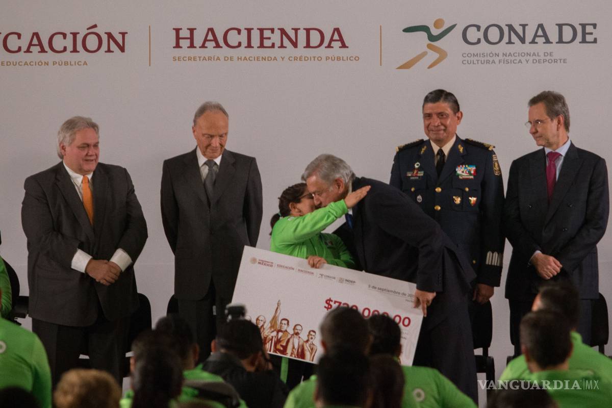 AMLO entrega apoyos a atletas parapanamericanos