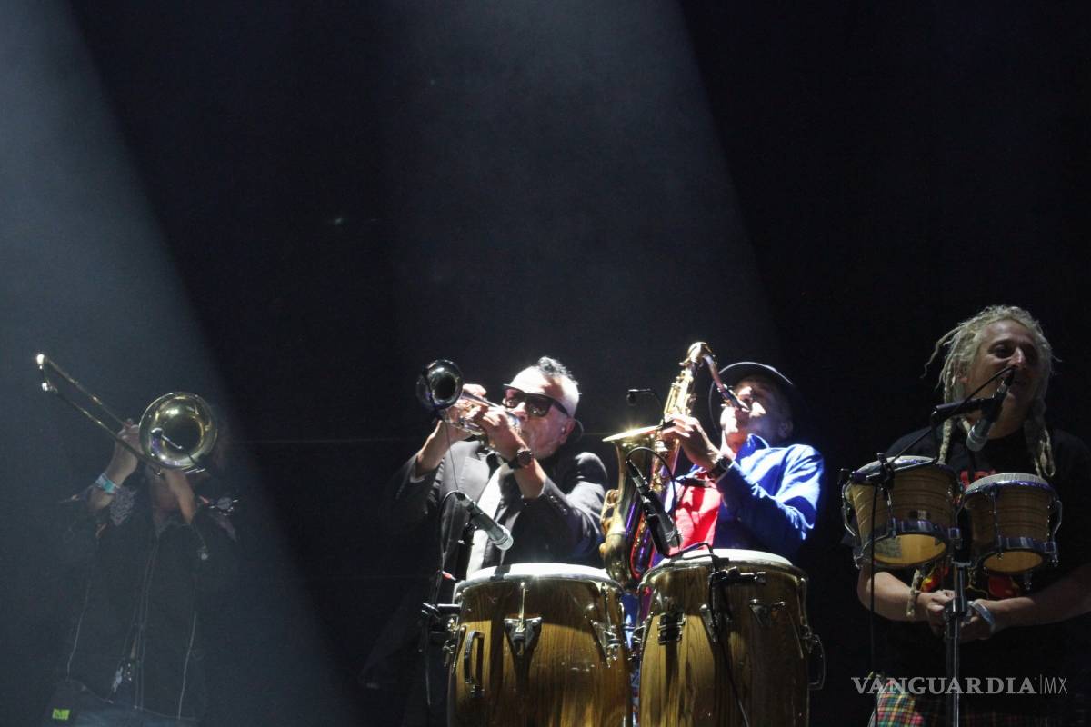 $!Los Auténticos Decadentes cierran con fiesta primer día del Vive Latino