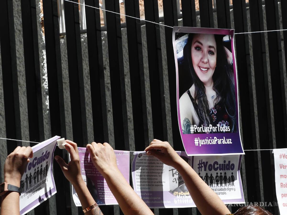 $![Cuido México” pegan carteles durante una protesta para exigir justicia por el caso de Luz Raquel Padilla][hoy, en Ciudad de México (México). Luz Raquel, de 35 años, fue agredida el pasado sábado en un parque]