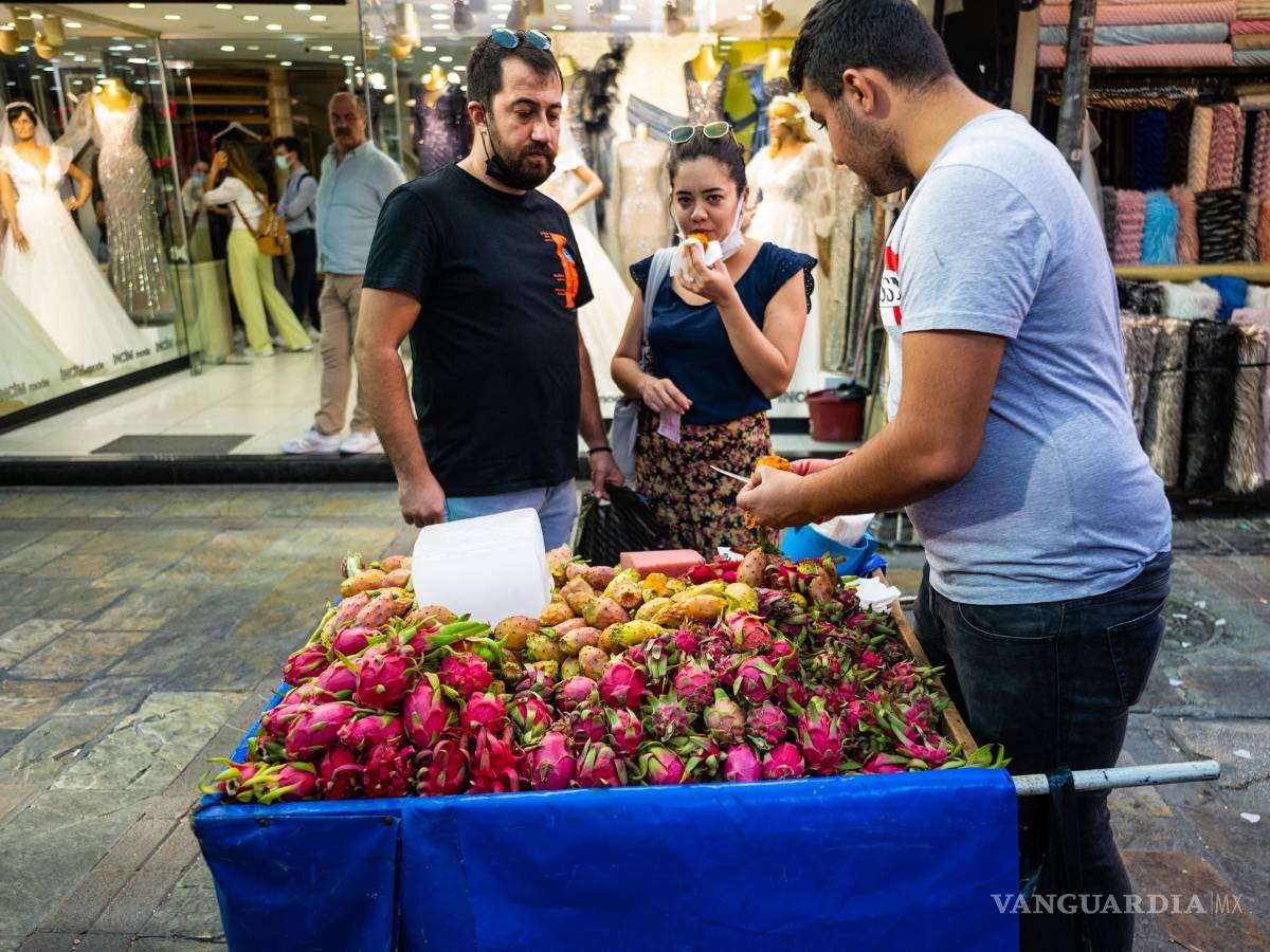 $!Kemeralti, el distrito comercial de Esmirna, acoge uno de los mayores mercados al aire libre del mundo, con unas 5,000 tiendas y puestos entre los que se suceden numerosas sinagogas sefardíes. EFE/Guillermo López