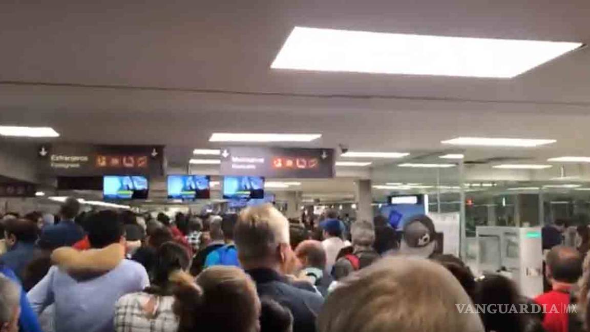 Usuarios reportan largas filas en área de Migración del Aeropuerto de la CDMX