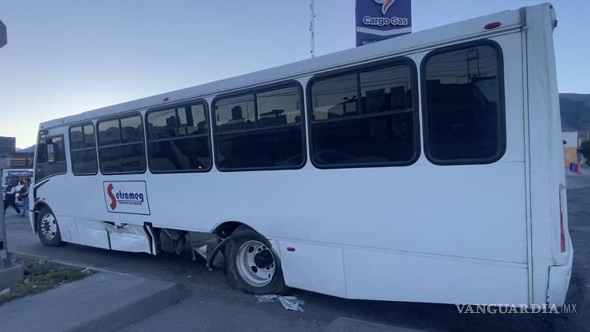 $!La circulación en el bulevar Mirasierra se vio afectada por algunos minutos mientras se atendía el accidente.