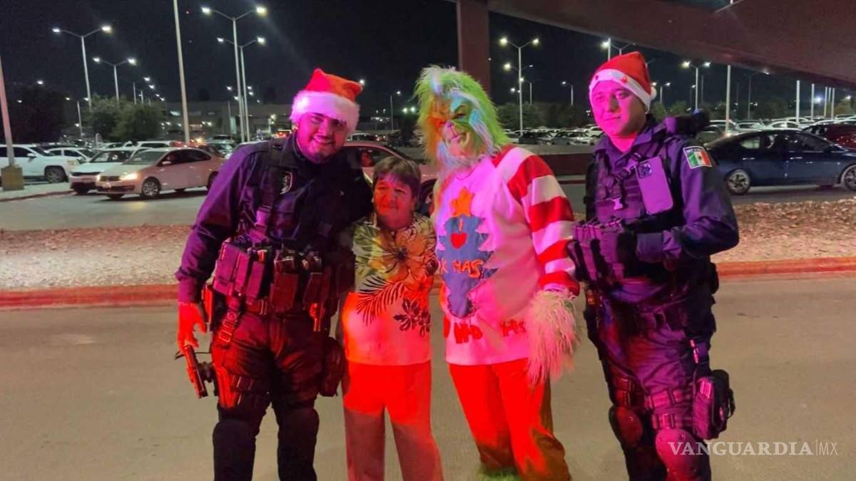 $!Adultos y jóvenes aprovechan para tomarse fotografías con los oficiales durante la parada en Paseo Monclova.