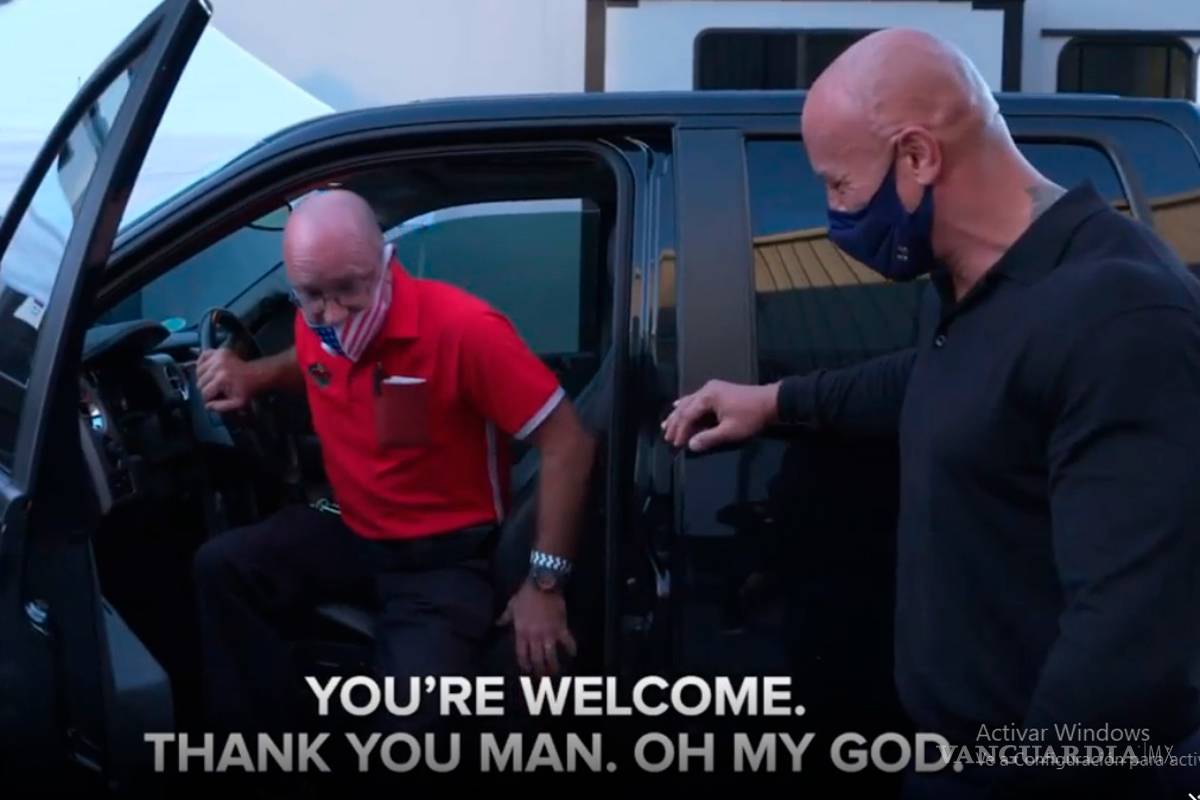 Dwayne Johnson regala camioneta a amigo que le dio refugio y le ayudó antes de que fuera famoso (video)