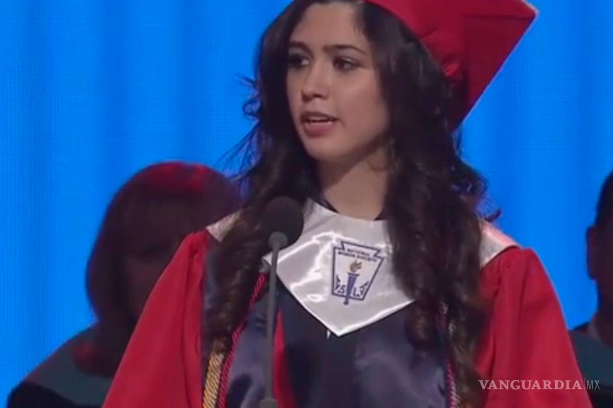 Confiesa que es indocumentada durante su discurso de graduación (VIDEO)