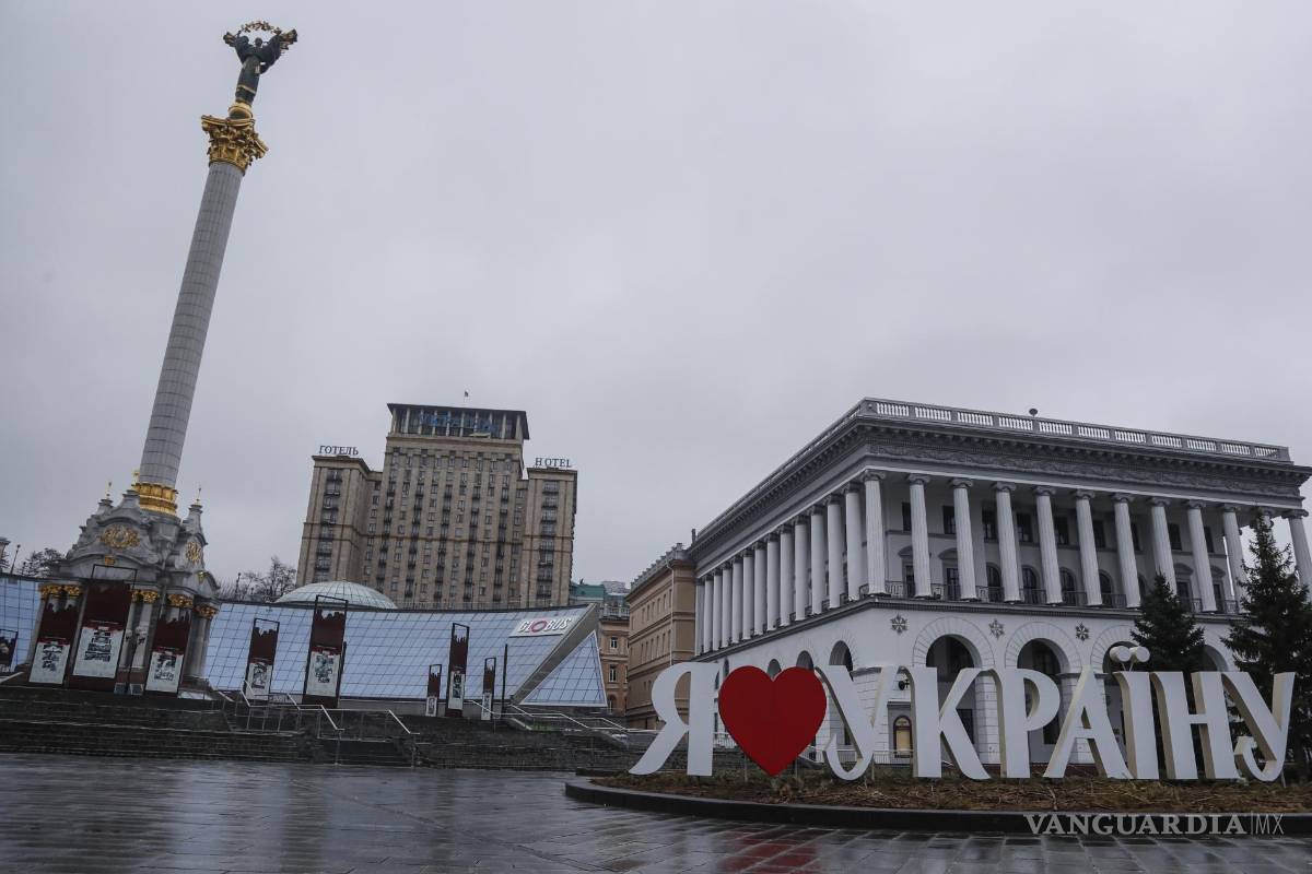 $!Vista de la plaza de la Independencia de Kiev (Kyiv), Ucrania, el 3 de marzo de 2022, con el famoso obelisco en el centro, una semana después de la invasión rusa, iniciada en la madrugada del 24 de febrero. A lo largo del tiempo, esta plaza ha recibido varios nombres siendo Maidán (La Plaza) el más habitual desde la independencia del país en 1991. EFE/EPA/ZURAB KURTSIKIDZE