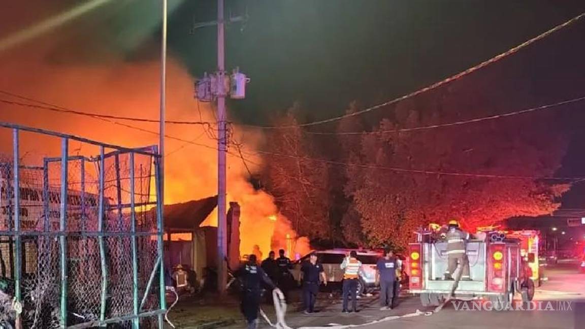 Fuego consume vivienda en Torreón; bomberos rescatan a familia