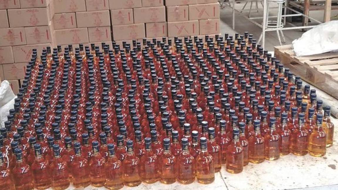 Encuentran miles de botellas de alcohol adulterado en Morelos