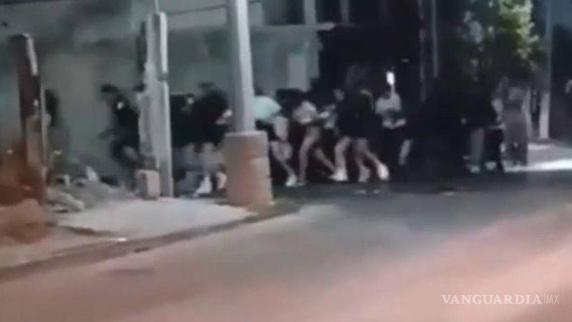 $!Vecinos reportaron a jóvenes disfrazados lanzando piedras a vehículos en Saltillo durante la noche de Halloween.