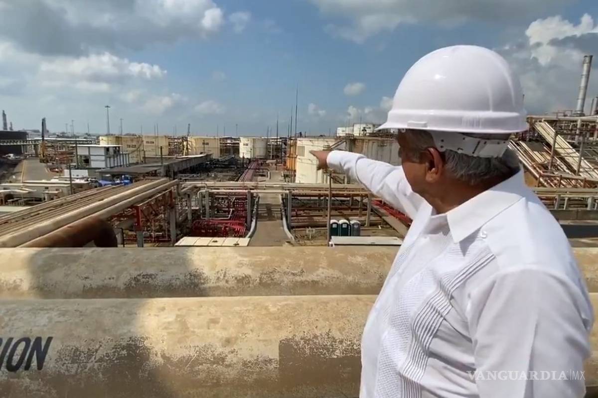 A un mes del incendio, visita Obrador la refinería de Pemex en Minatitlán