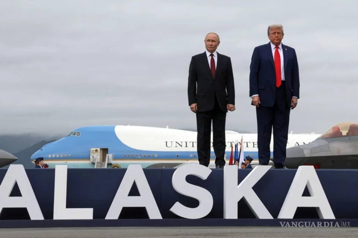 $!Donald Trump (d), y Vladimir Putin, en la pista de aterrizaje tras llegar para asistir a una reunión en la Base Conjunta Elmendorf-Richardson.